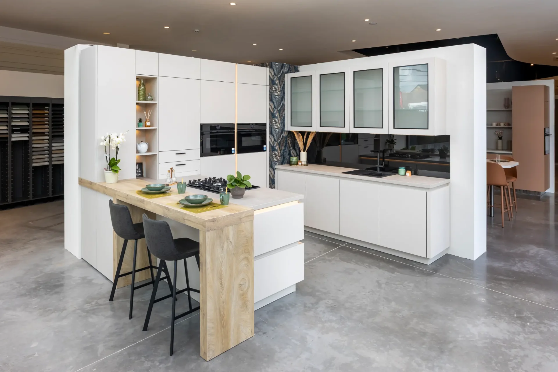 Cuisine sur mesure ligne Scandinave — blanc mat, bois chêne, îlot central — showroom RS Cuisine à Namur
