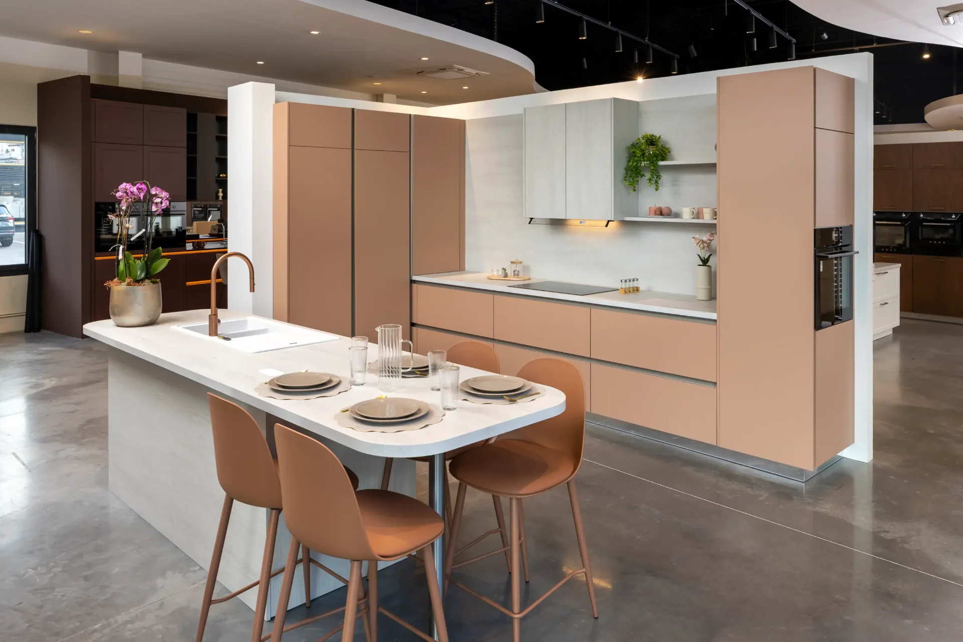 Cuisine sur mesure ligne Terracotta — cappuccino, béton, îlot + table — showroom RS Cuisine à Namur
